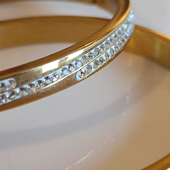 2 fabulous bracelets with gold tones. - Picture 3 of 6